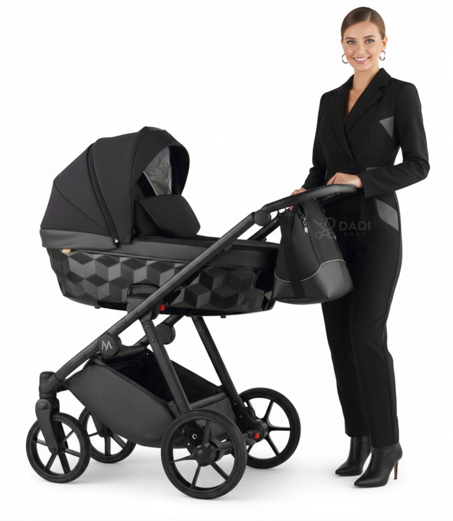 Czarny wózek dziecięcy 3w1 Natoni Abis Pitch Black – prezentacja modelki - all black.